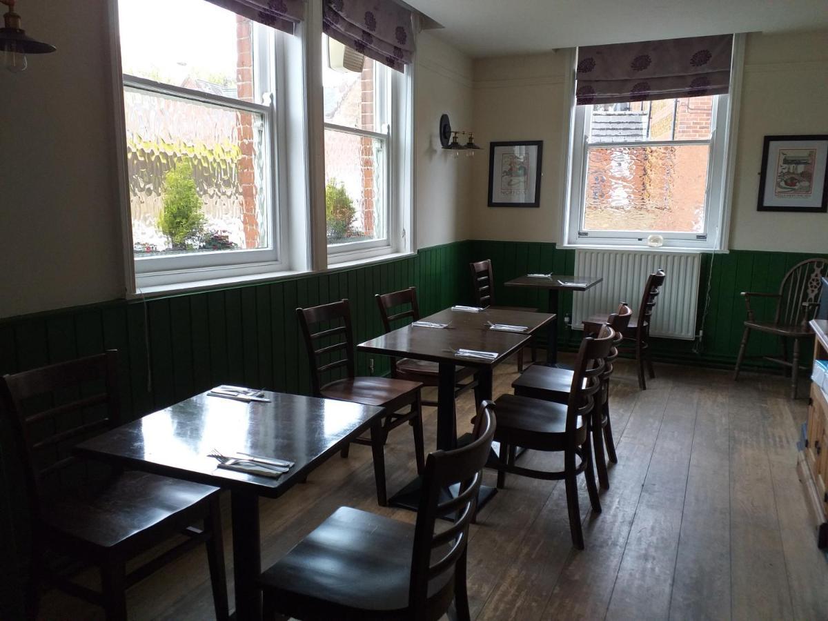 Coach & Horses Dersingham 外观 照片